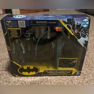 Batman Bat Texh Flyer With 2 Action Figures